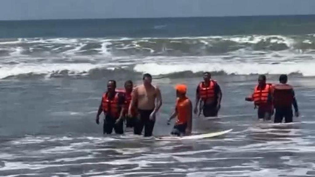 Wisatawan asal Kazakhstan terseret ombak saat bermain air di kawasan rip current Pantai Parangtritis, Bantul, DIY, Jumat (28/2/2025).